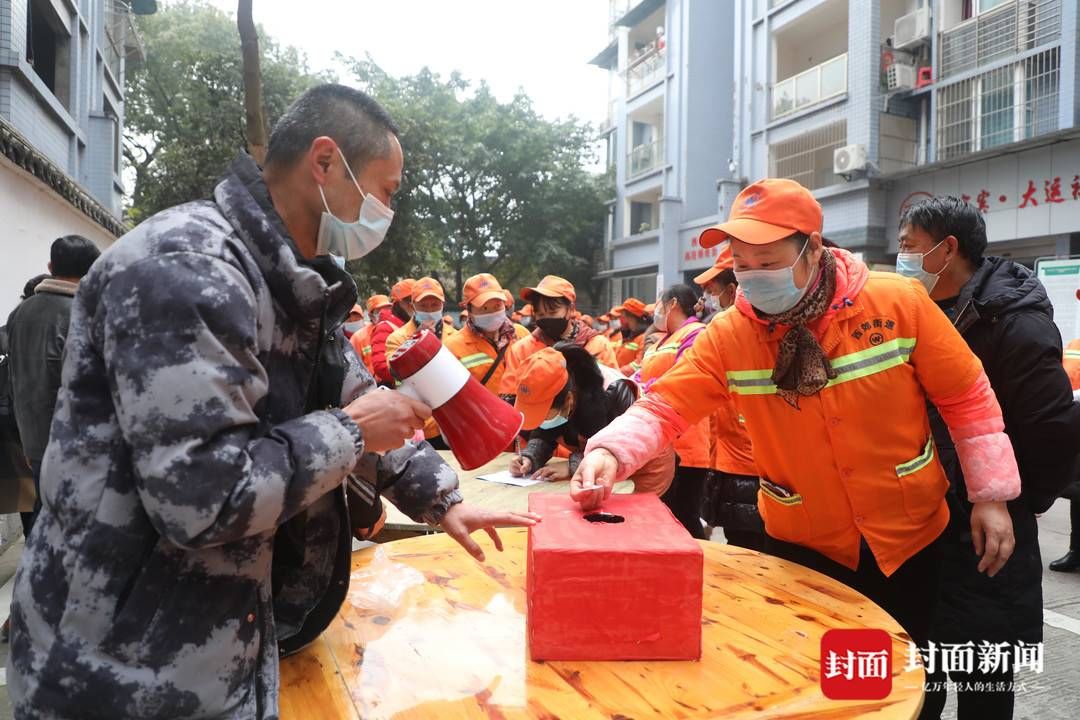 盲盒|炖排骨、炸酥肉、红烧肉……安排！ 四川宜宾240名环卫工抽年猪肉“盲盒”