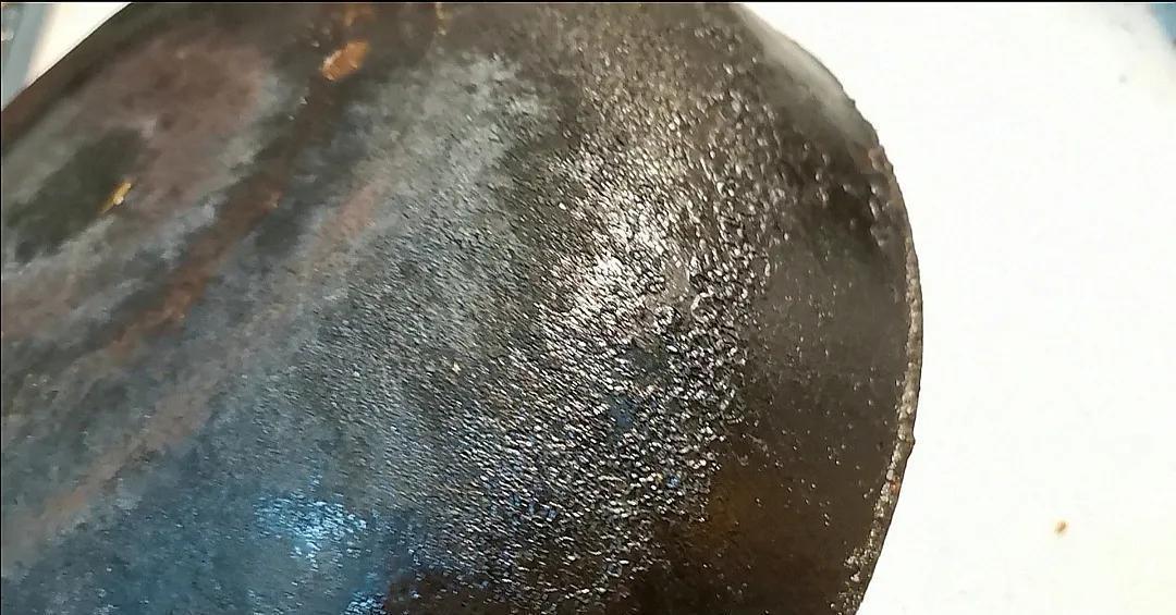 铁锅|铁锅如何快速清除锅底黑垢,一个小妙招,不花一分钱旧锅变新锅