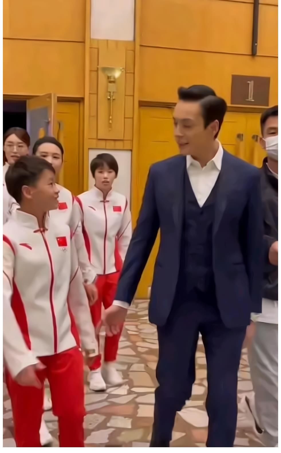 见到男神激动不已!全红婵和陈伟霆用粤语热聊,红姐太投入走错路