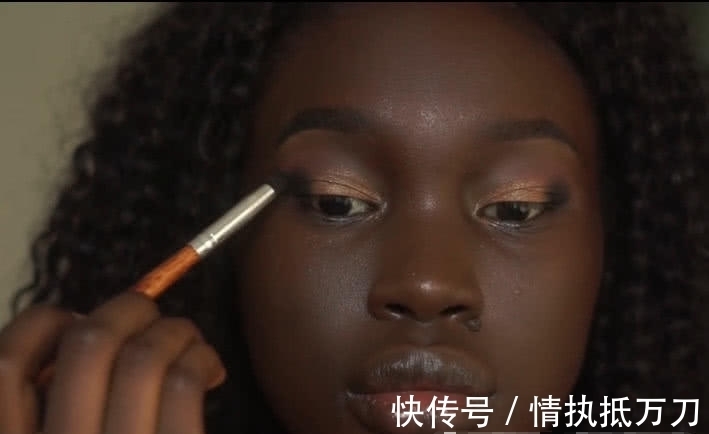 妹子 黑人妹子原来是这样化妆,一瓶粉底不够用,最终效果高级又性感!