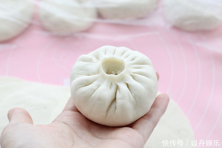用东北特色菜蒸包子,味道倍儿鲜美,老公自己就能吃一屉,真服了