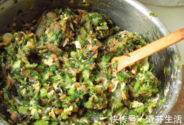 不管调什么饺子馅，这4种调料一定要加，饺子更香更好吃