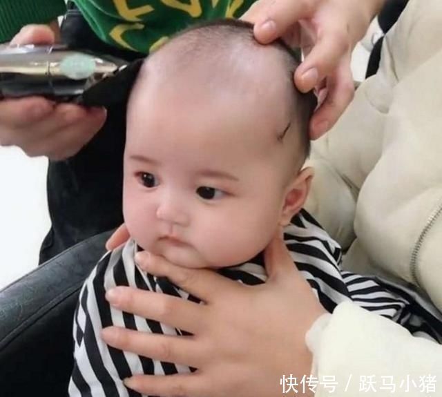 头发|6个月宝宝去理发,乖巧模样太可爱,网友长大可以靠脸吃饭