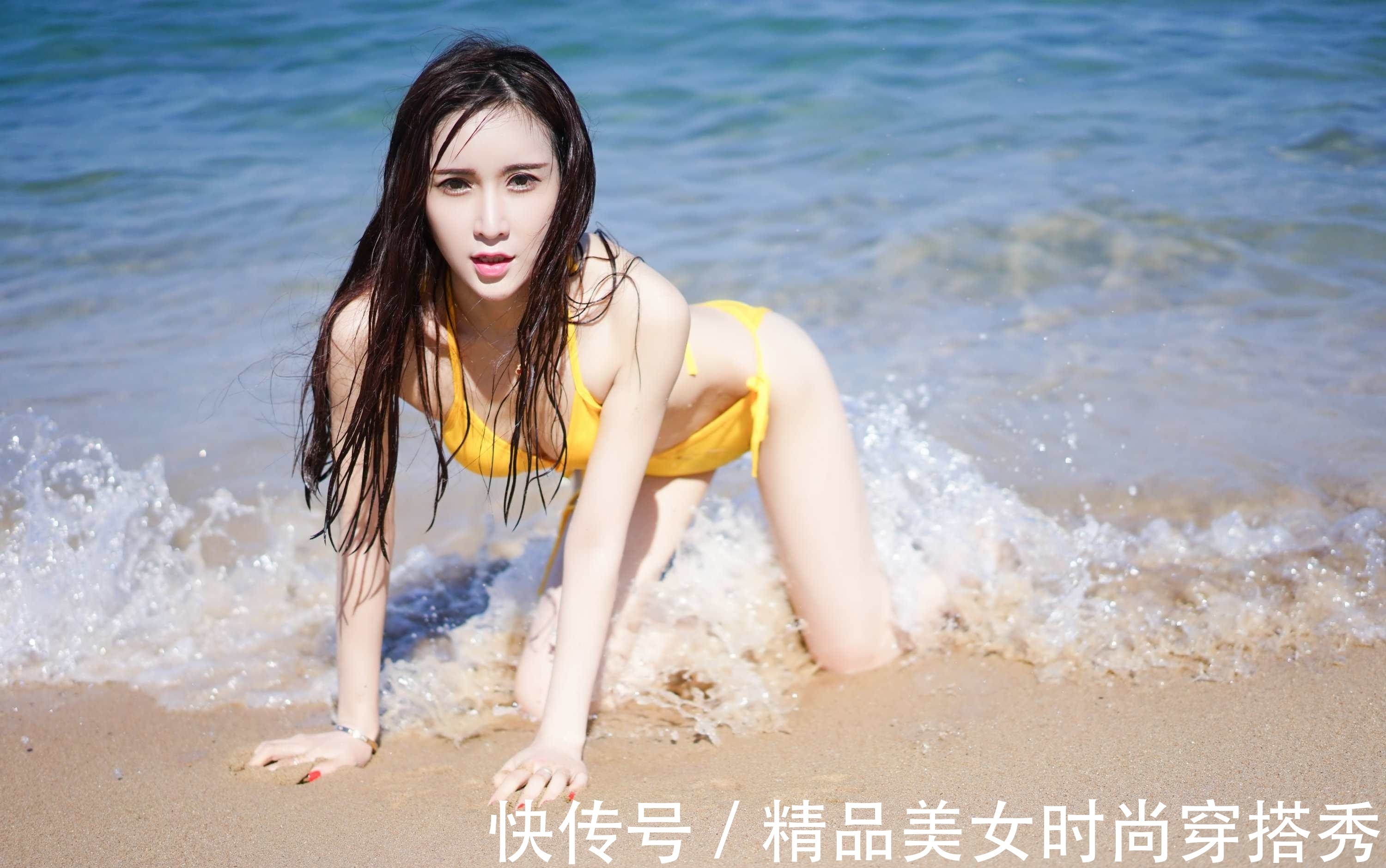透视长衫 黄色的比基尼穿在身上吸睛时尚,外搭一件白色透视长衫,性感迷人