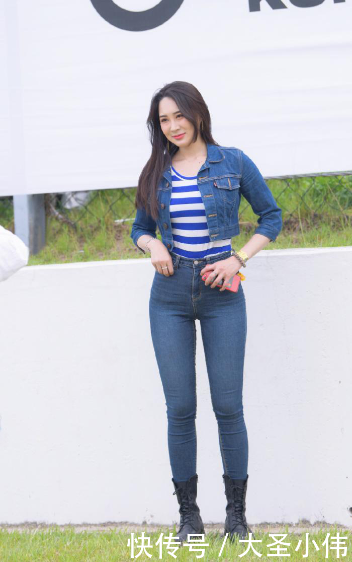 实力|美女街拍秋日装扮,牛仔裤用实力证明,你想要的美它都有