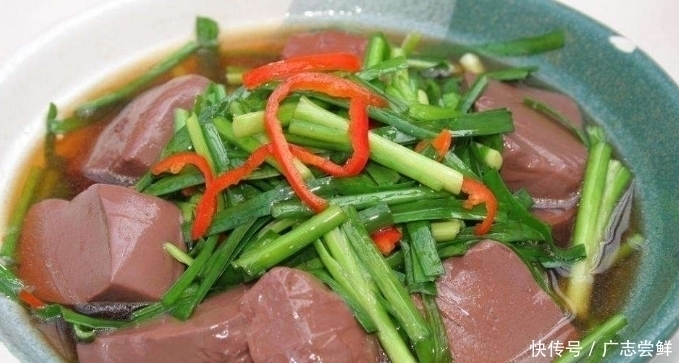 炒猪血时，切记别直接下锅，多加一步，猪血嫩滑入味、不易碎！