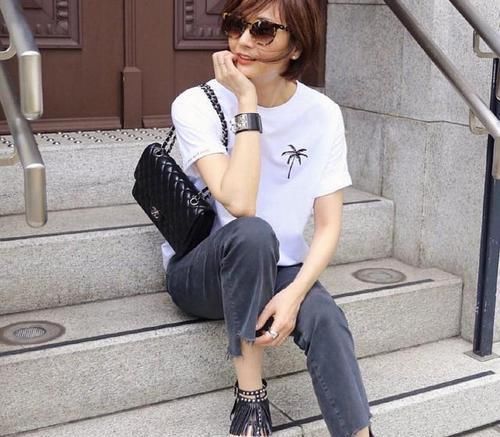 ?谁说50岁就是奶奶，这位51岁博主的减龄搭配，得体优雅、照搬简单