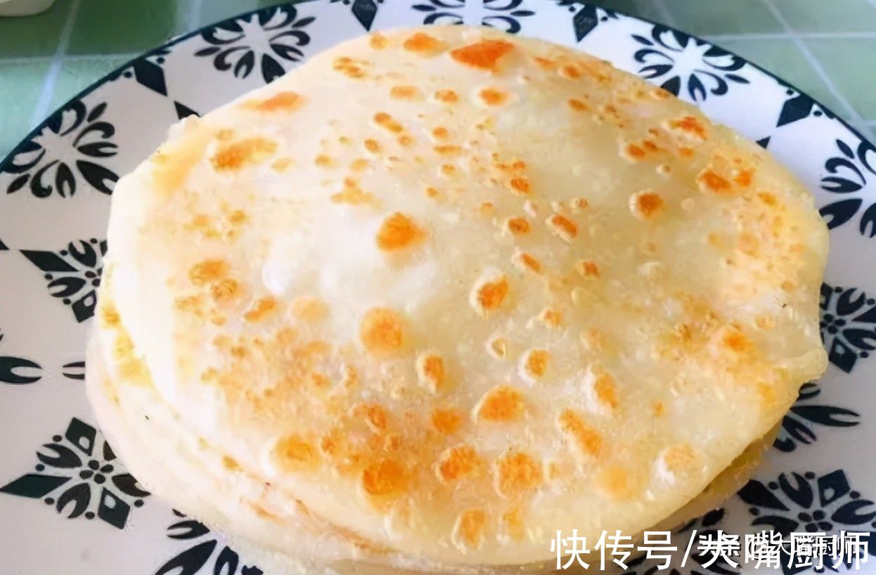 面饼|死面烙饼怎么做不发硬?关键是和面,老师傅教你做法,酥软层次多