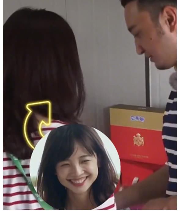 小技巧|撒贝宁用刀剥蒜！刀面压蒜手握拳重锤，惊得身旁众人直呼：小心手