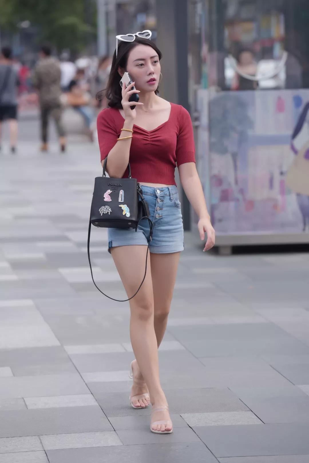 上衣|时尚街拍牛仔热裤搭配红色上衣时尚气质美女,让人眼前一亮