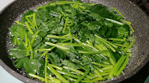 一把菠菜里打入6个鸡蛋，搅拌一下直接上锅蒸，简单营养又好吃