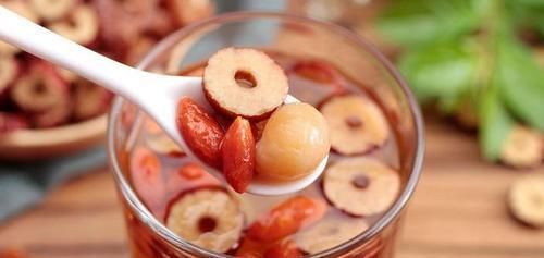 慢性疾病|失眠的人别愁，睡前用此物泡着喝，补血安神，远离失眠问题