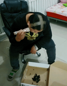 |搞笑GIF趣图：新来的小老弟，居然有这刀功