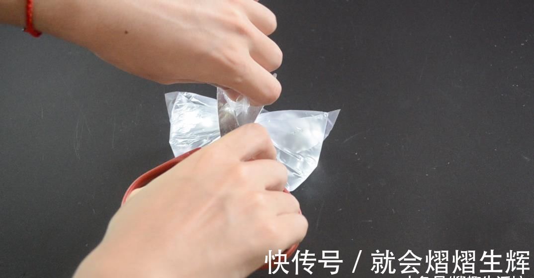 花盆上放一个塑料袋, 没想到还有这个妙用, 看完这招你会感谢我的