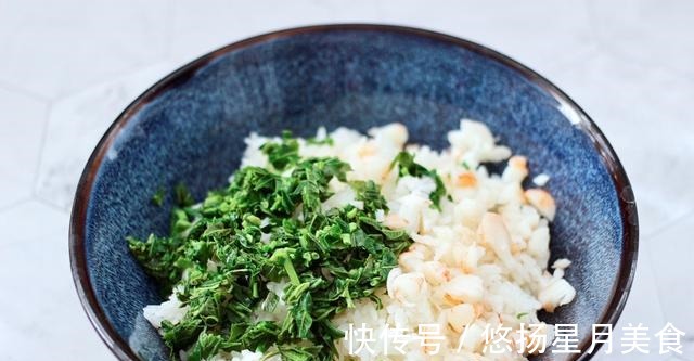 外表|外表极具吸引力的香椿鲜虾饭团,口感软糯入味,散发着淡淡的清香!