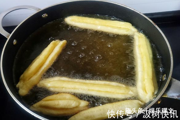 面团|自己做的油条加酵母是大忌，教你一点，油条蓬松又好吃