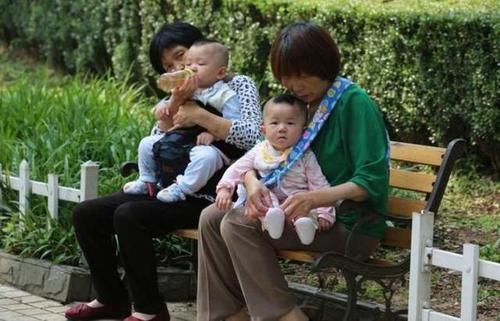 宝妈|50岁“冻龄奶奶”火了,背影像少女,带娃遛弯被误认为是宝妈