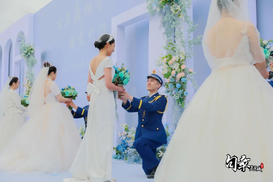 高甜撒糖！今天的文创港有最“嚣张”的婚车和最甜蜜的亲亲