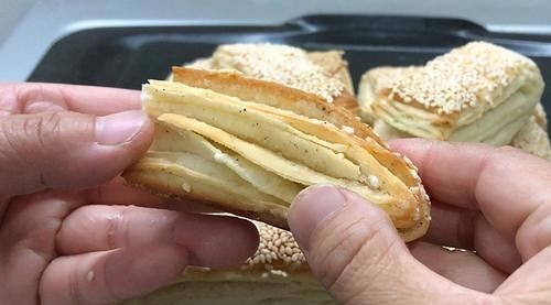 用面粉和白芝麻做脆饼，酥香掉渣，层层薄如纸，做1次吃3天省事