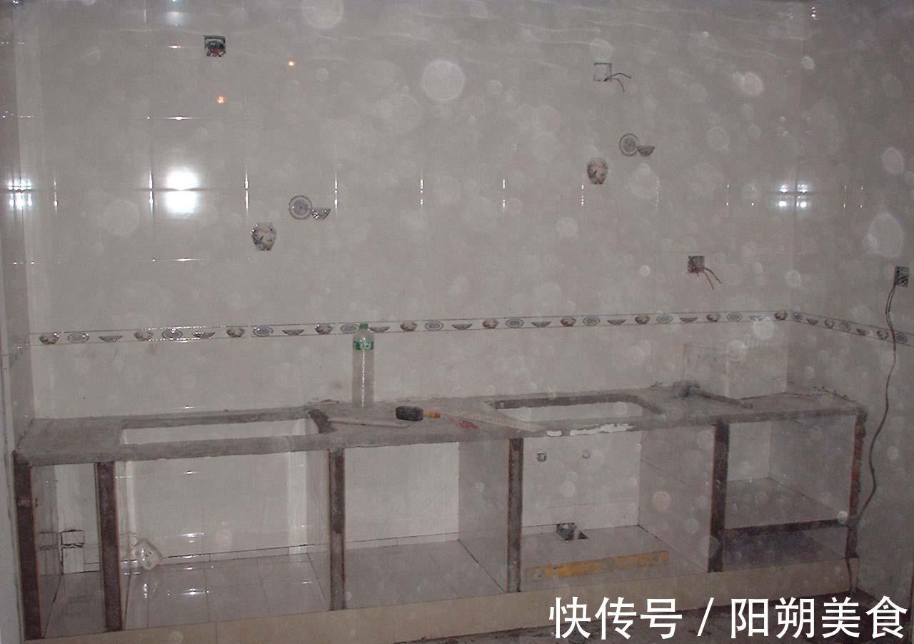 水泥|越来越多人不装橱柜，用水泥直接砌筑，看似实用，聪明反被聪明误