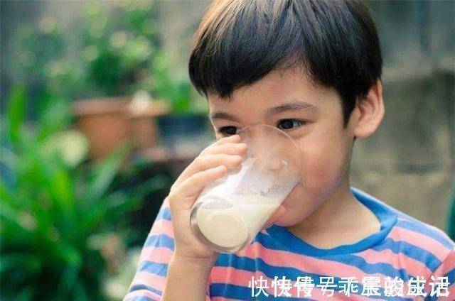 营养物质|初三男孩连续3年睡前喝奶,两年只长3公分,医生:愚昧毁了娃