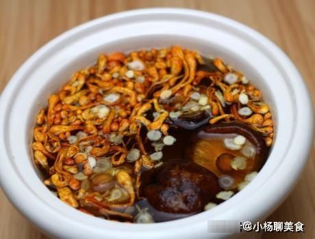  菌菇汤的做|冬天，我家每周都要喝菌菇汤，贵是贵了点，但低脂暖胃营养，值得