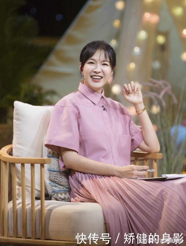 李艾状态太好了吧穿宝蓝色连衣裙浪漫优雅，美得像童话里的公主