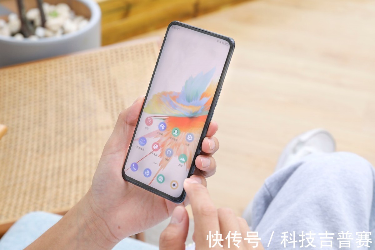 中兴没刘海太舒服了,中兴 Axon 30给你一整块真全面屏