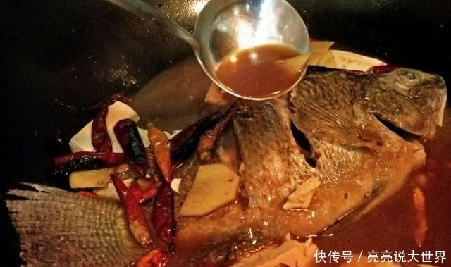  给鱼去腥，用料酒还是用醋都错了，只需一勺它，鲜嫩入味还不腥