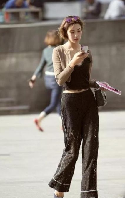 街拍:短发美女镂空修身裙,气质温婉,楚楚动人