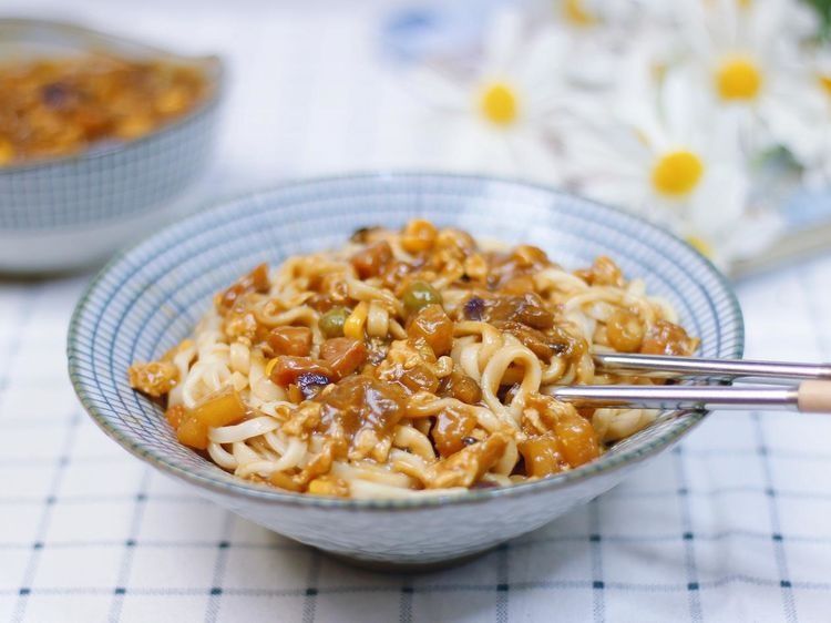 大人孩子都爱吃的拌酱面,简单又美味,几分钟就做好