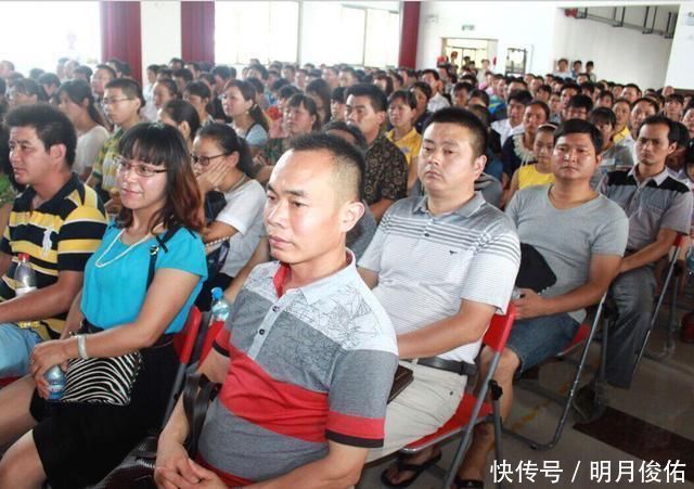 文化|妈妈穿新衣被老师请出家长会，看清上面的字，网友：没文化真可怕