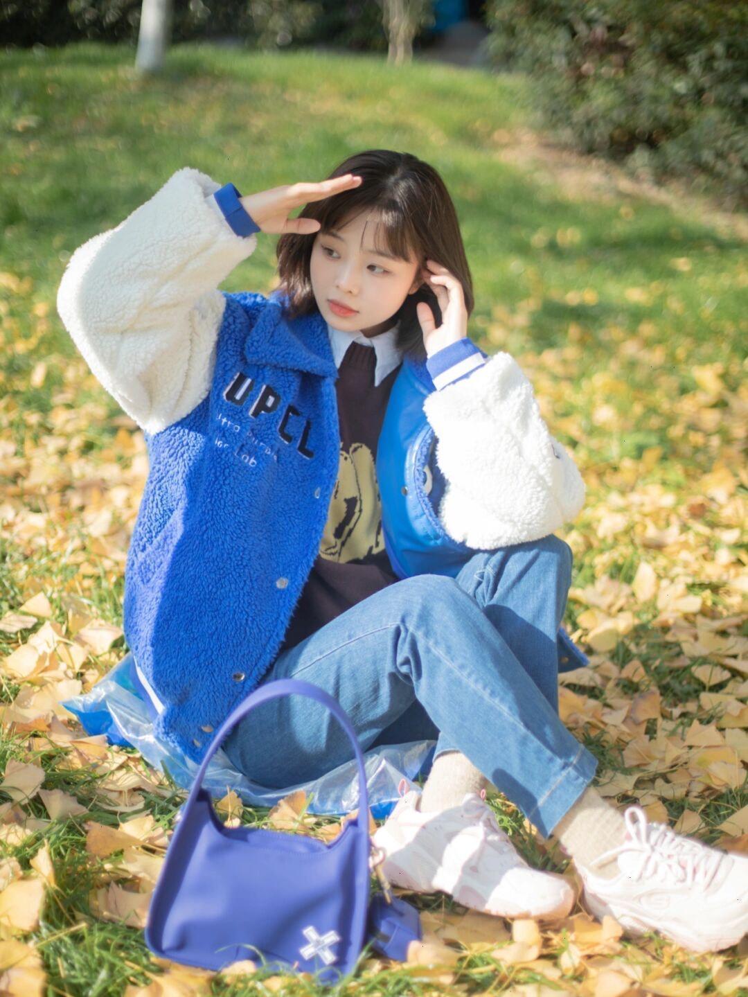 冬天|普通女生怎么穿?蓝白拼接羊羔毛外套+直筒牛仔裤,休闲又百搭!