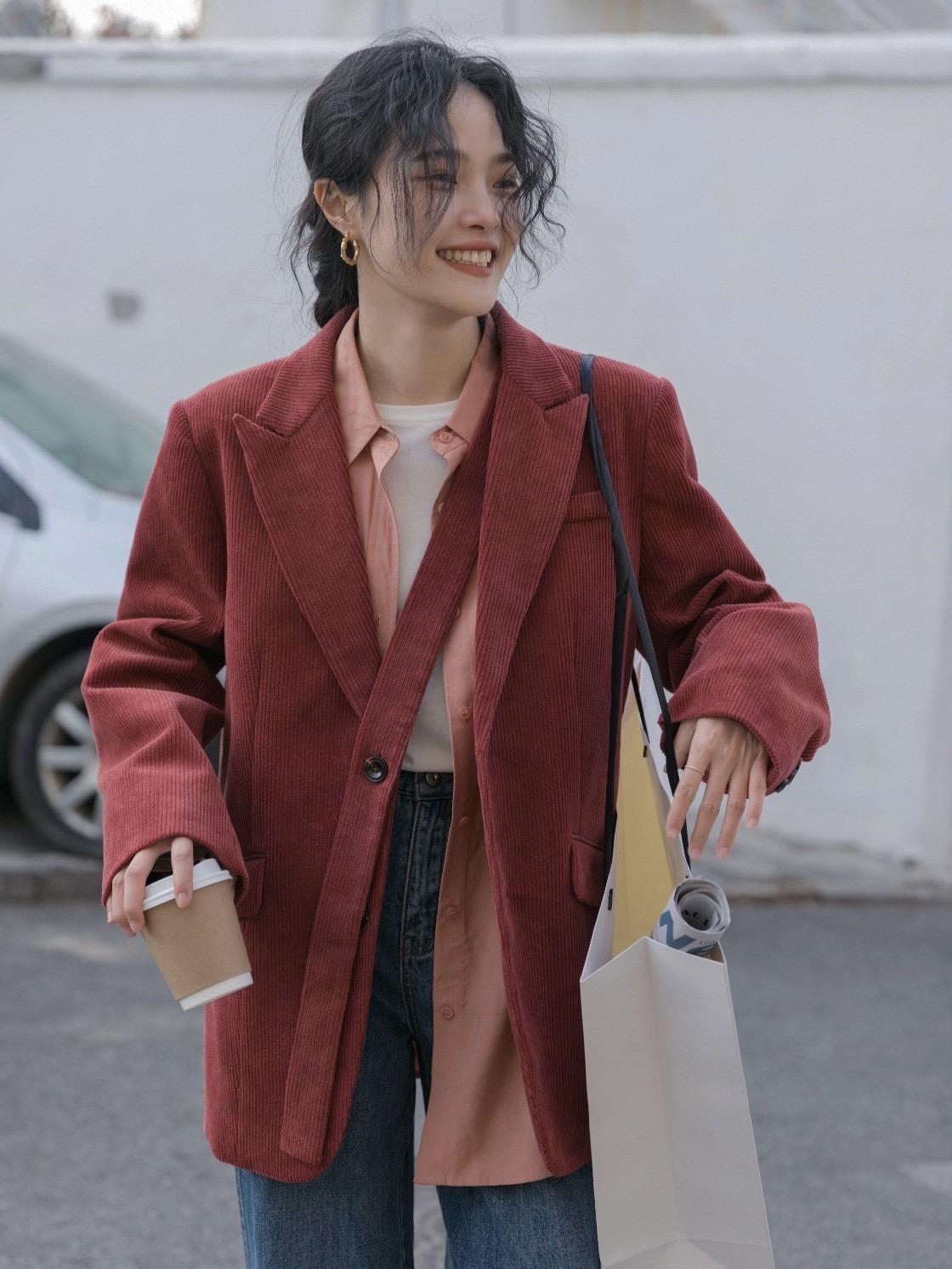 博主|这个冬天“灯芯绒西装”火了,保暖还有大女人韵味,值得借鉴