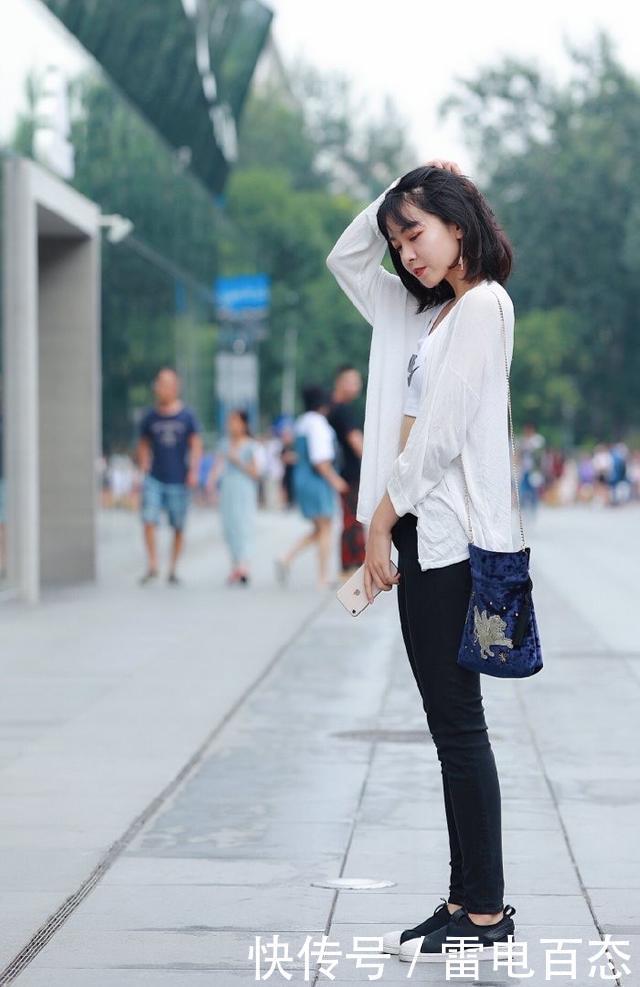 白加黑的色彩搭配,姐姐短发也清纯可爱