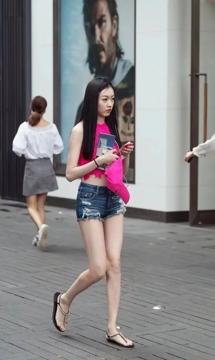 街拍：一字肩长裙小姐姐，温柔妩媚乖巧动人，让人无法抗拒的美