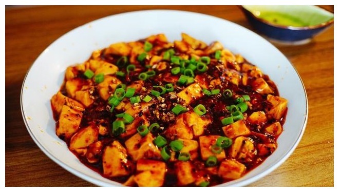麻婆豆腐怎么做才好吃大厨；要学会2次勾芡，不然豆腐不入味！