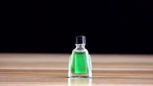 肚脐|睡觉前，在肚脐上滴几滴风油精，坚持一段时间，身体会有哪些收获