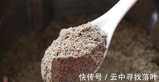 黑米|秋天,少吃栗子多吃它,炒熟碾碎用开水一冲,每天吃2勺真香啊!