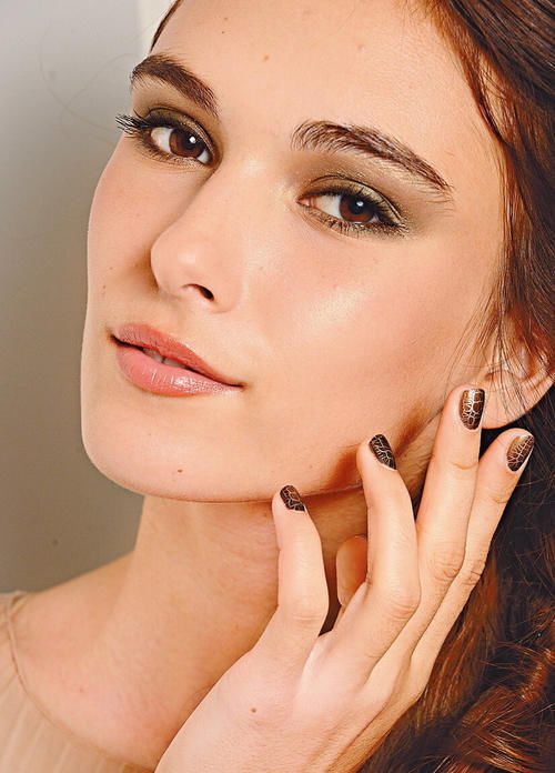 单眼皮|单眼皮怎么变成双眼皮?用双眼皮贴或画个双眼皮都行,省事又好看