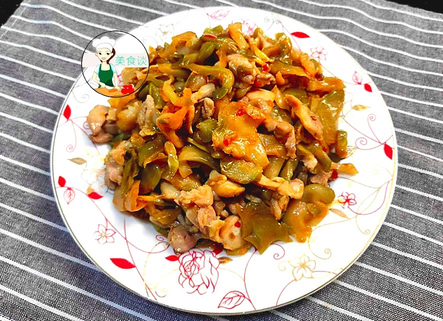 鸡腿肉别老红烧了,学会此做法,简单炒一炒,上桌胃口大开,特香