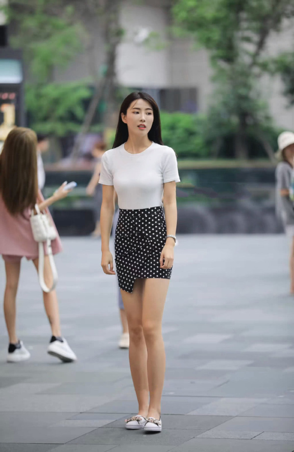 鞋子 鞋子买小两个号,走路前脚不敢着地,换我早“光脚丫子”了