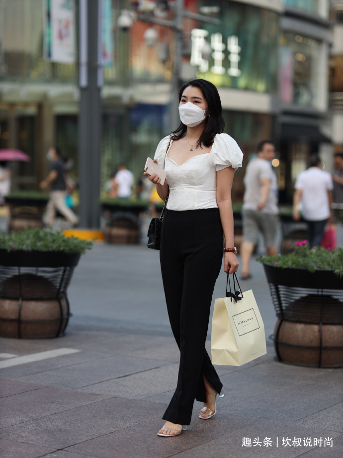 经典“黑白配”,既有气质又显身材,让你轻松“胜人一筹”