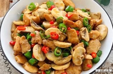 巨好吃的白蘑菇炒鸡丁，10分钟就能完成快手菜