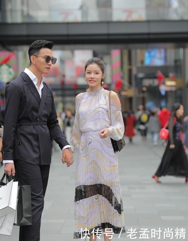 设计感满满的连衣裙, 凸显脖颈那迷人的小锁骨, 轻松变女神