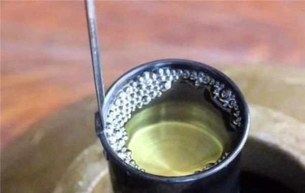 扔掉|白酒颜色变黄是怎么回事别傻傻把酒扔掉,你扔掉的是宝贝