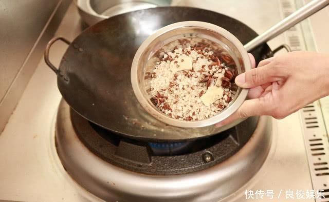 盐水鸭非常简单,重要用90度水焯,白米醋除腥,香辛料仅用八角、麻椒