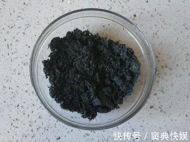 正确吃黑芝麻的吃法告诉你，坚持半个月，胜过吃钙片和用护发产品