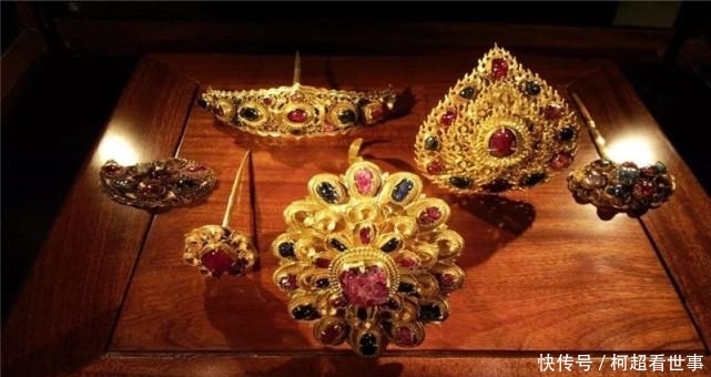 丈夫墓被盗一空,隔壁小妾墓却无人问津,专家打开后恍然大悟