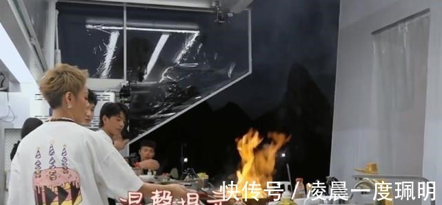 趙麗穎回歸待遇下滑,被黃曉明拉去刷碗,與另外兩位嘉賓形成對比